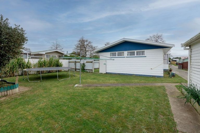 Photo of property in 19 Halswell Crescent, Westbrook, Palmerston North, 4412