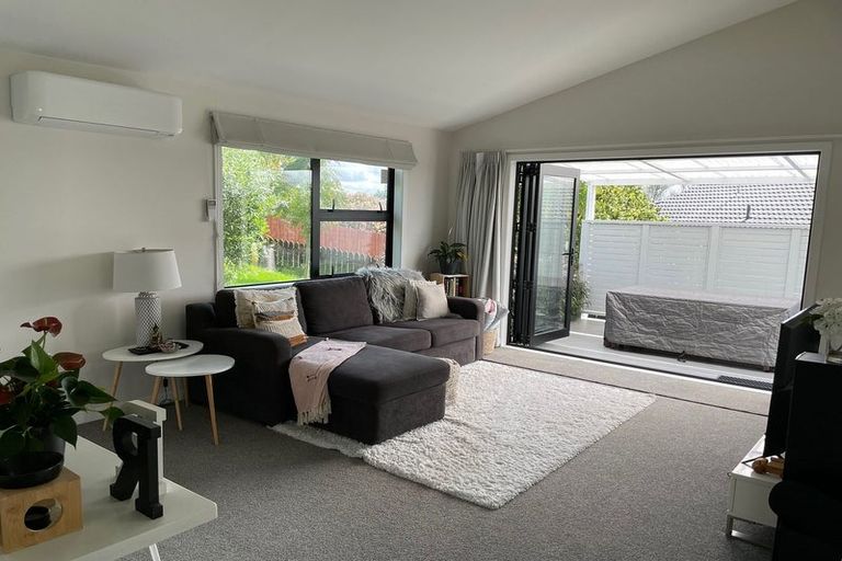 Photo of property in 32 Meadowood Drive, Unsworth Heights, Auckland, 0632