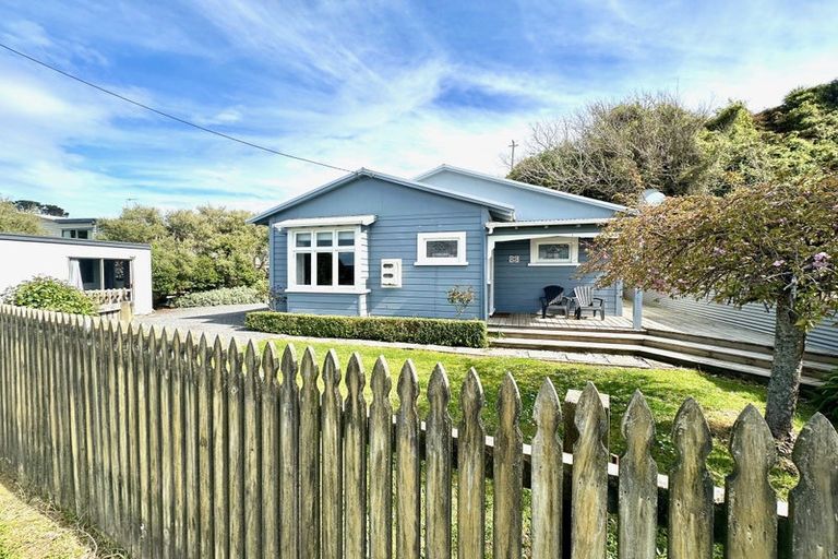 Photo of property in 14 Moana Street, Kaka Point, 9271