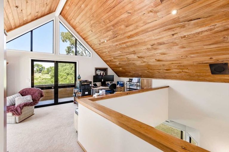 Photo of property in 131 Edmonton Road, Te Atatu South, Auckland, 0610