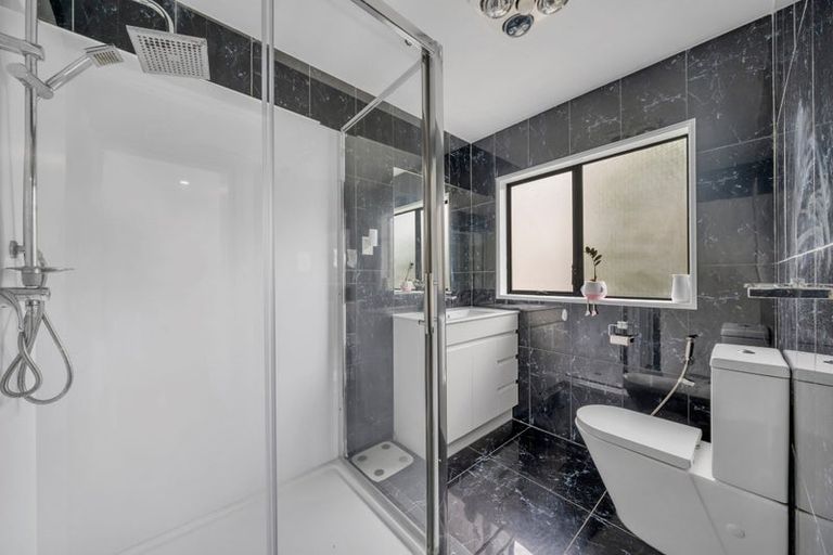 Photo of property in 2/52 Stanley Road, Glenfield, Auckland, 0629