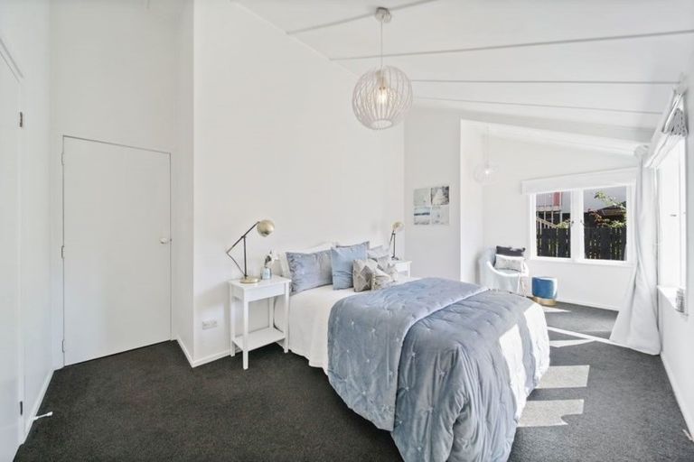 Photo of property in 1/195 Fisher Parade, Farm Cove, Auckland, 2012