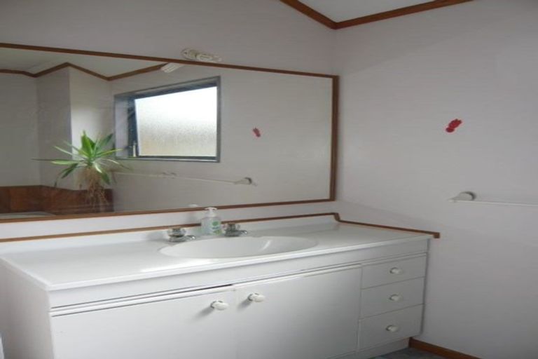 Photo of property in 18 Silhouette Way, Western Heights, Hamilton, 3200