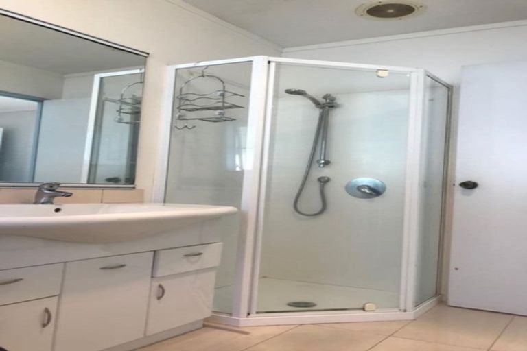 Photo of property in 2/16 De Quincey Terrace, Highland Park, Auckland, 2010