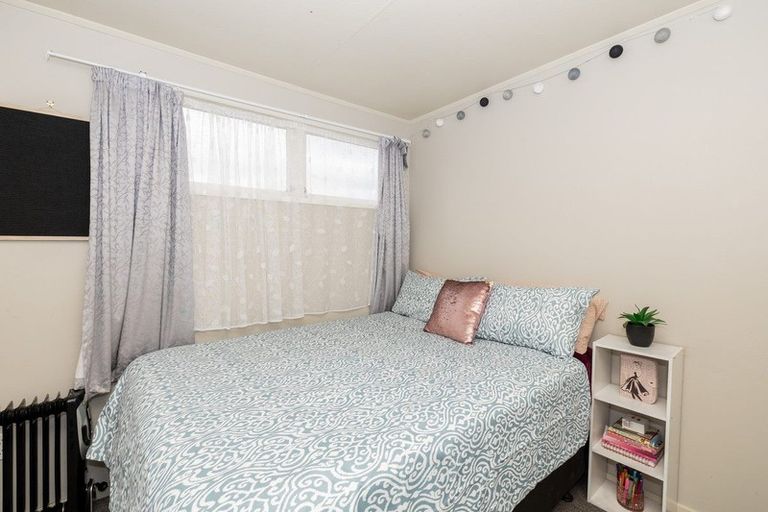 Photo of property in 19 Halswell Crescent, Westbrook, Palmerston North, 4412
