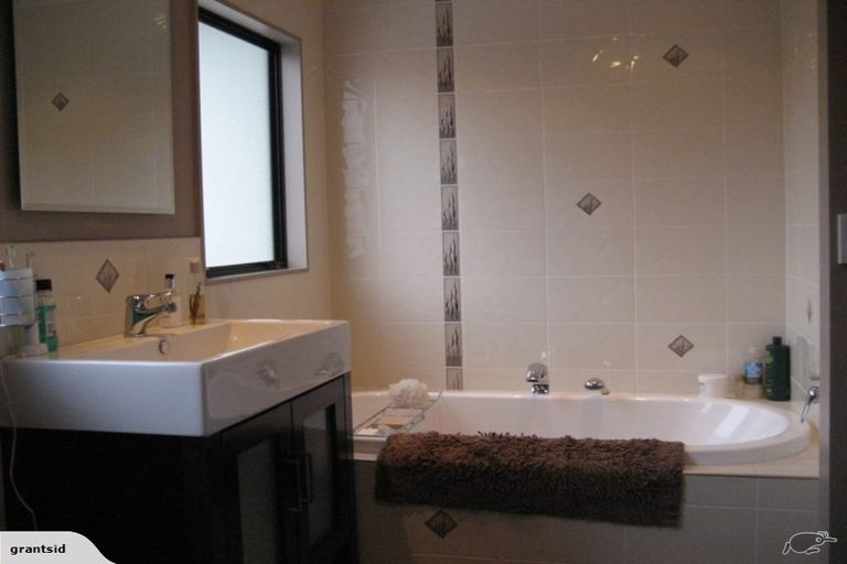 Photo of property in 10 Lingard Grove, Brooklyn, Wellington, 6021