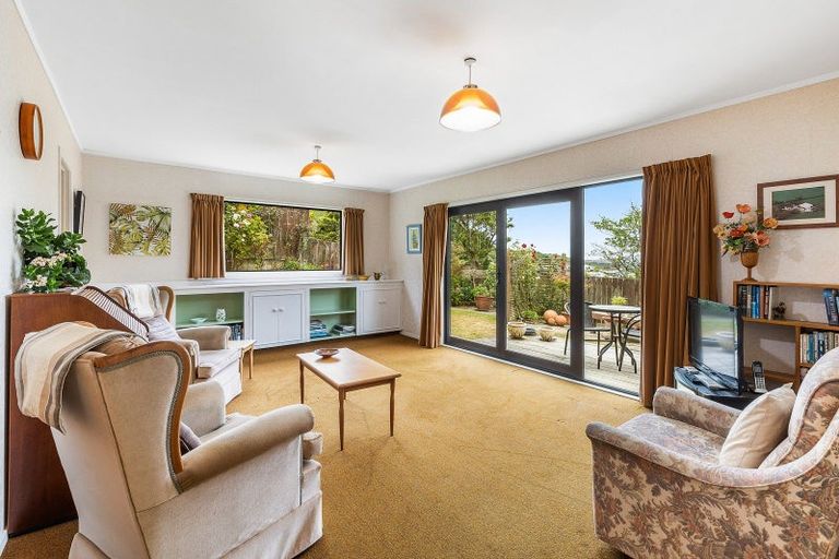 Photo of property in 6 Saint Aidans Way, Tawa, Wellington, 5028