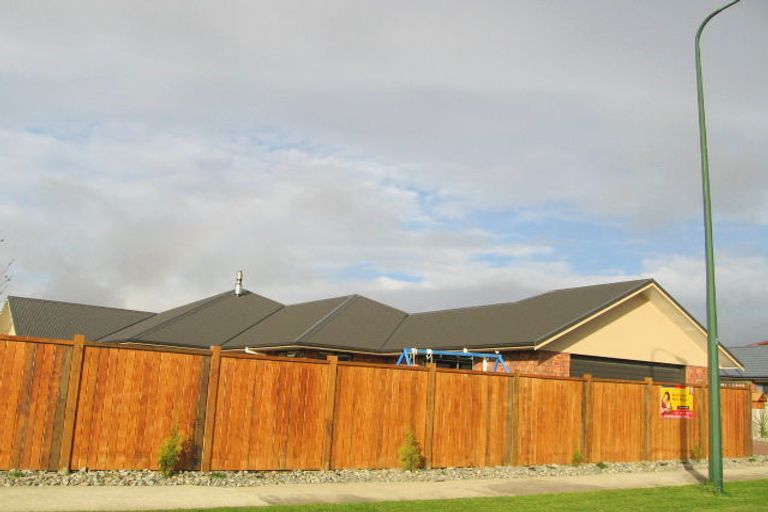 Photo of property in 14 Sycamore Crescent, Fitzherbert, Palmerston North, 4410