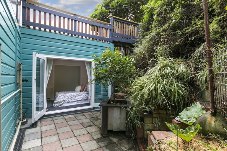 Photo of property in 32 Owhiro Bay Parade, Owhiro Bay, Wellington, 6023