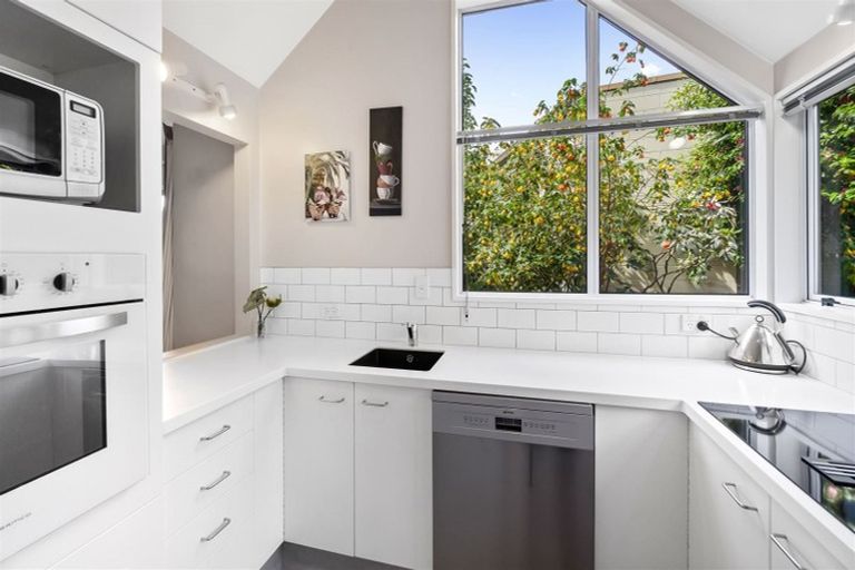 Photo of property in 8 Rhodesvale Terrace, Cashmere, Christchurch, 8022