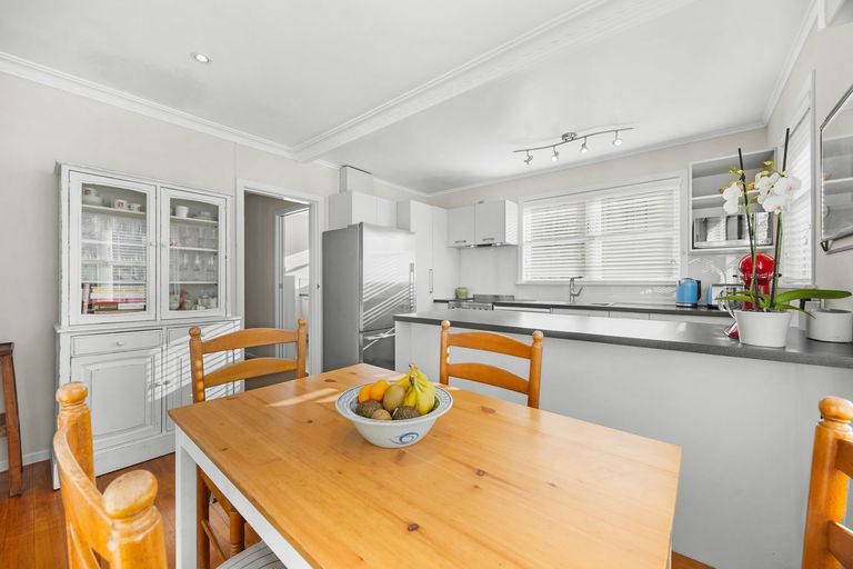 Photo of property in 1/23 Okareka Place, Pakuranga Heights, Auckland, 2010