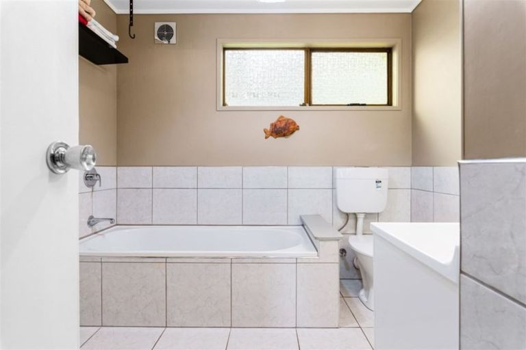 Photo of property in 2 Cezanne Place, New Lynn, Auckland, 0600