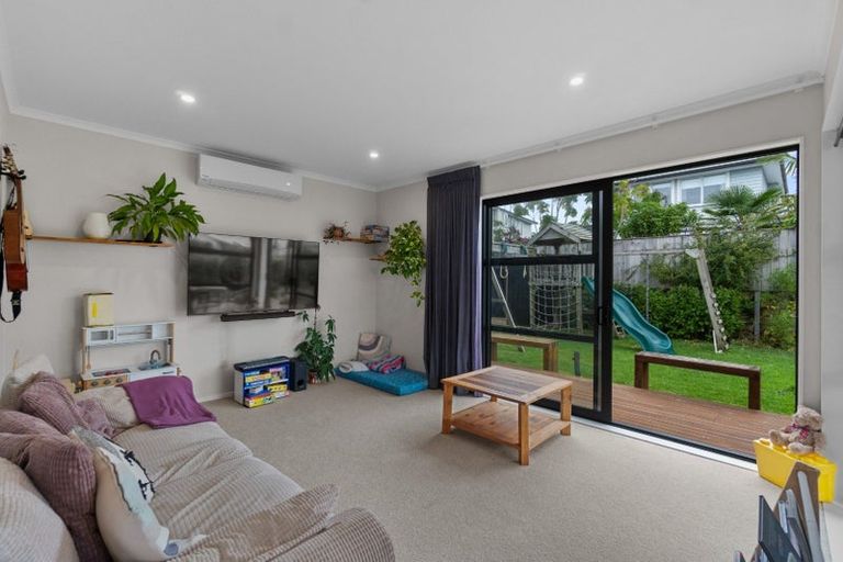 Photo of property in 16 Onekura Street, Red Beach, 0932