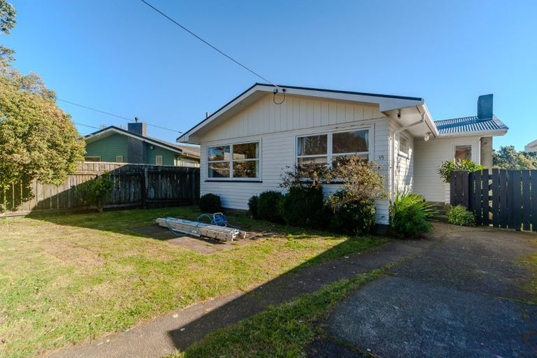 Photo of property in 35 Oswald Crescent, Paparangi, Wellington, 6037