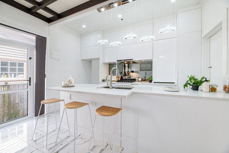 Photo of property in 118a Hutchinson Avenue, New Lynn, Auckland, 0600