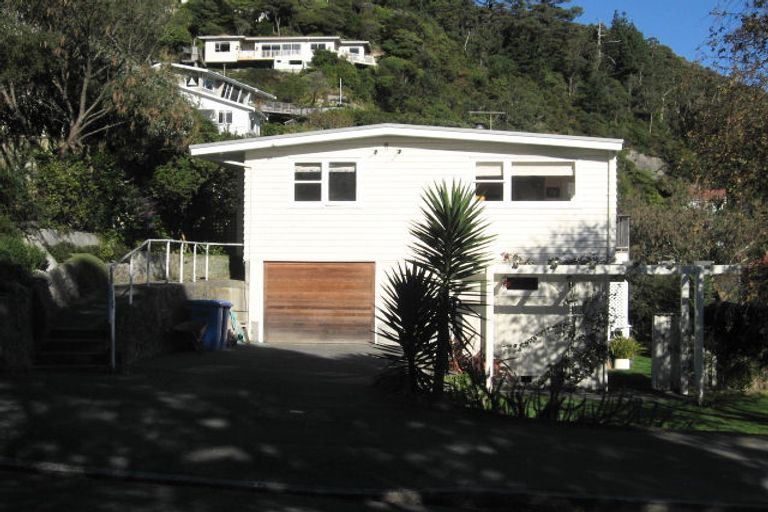 Photo of property in 8 Rona Street, Eastbourne, Lower Hutt, 5013