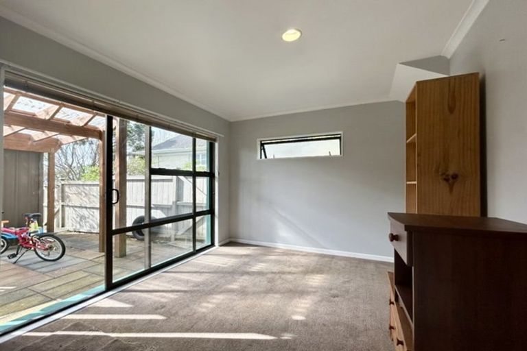 Photo of property in 1/136 Sunset Road, Unsworth Heights, Auckland, 0632