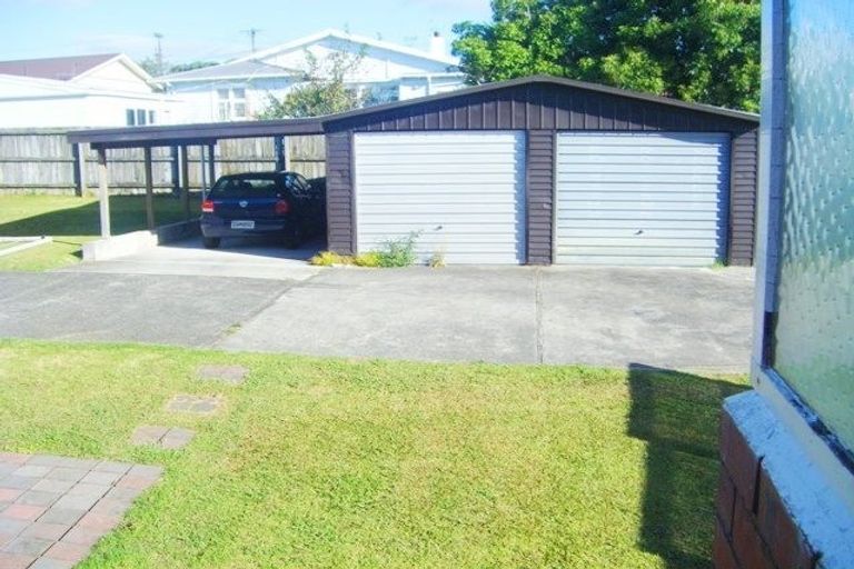 Photo of property in 1/6 Corrella Road, Belmont, Auckland, 0622