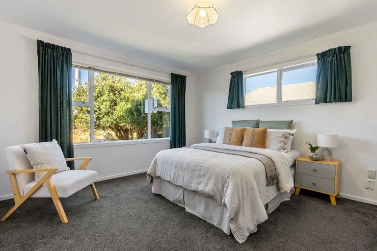 Photo of property in 32 Brooker Grove, Newlands, Wellington, 6037