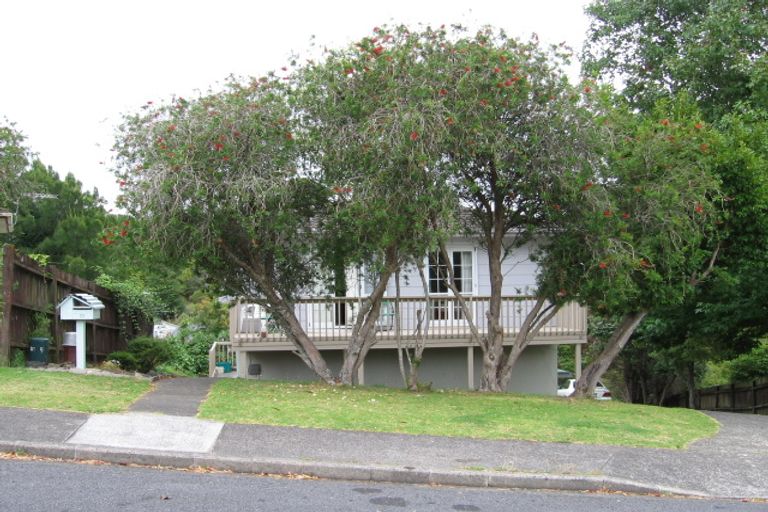 Photo of property in 10 Pavola Grove, Glenfield, Auckland, 0629