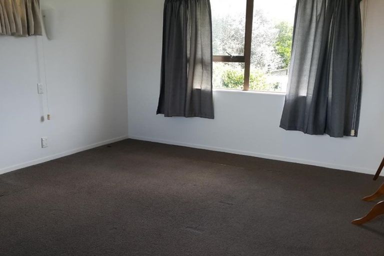 Photo of property in 2/22 Tobruk Crescent, Milford, Auckland, 0620