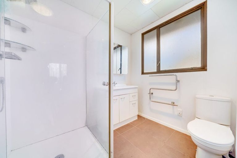 Photo of property in 1b Bamboo Grove, Kelston, Auckland, 0602