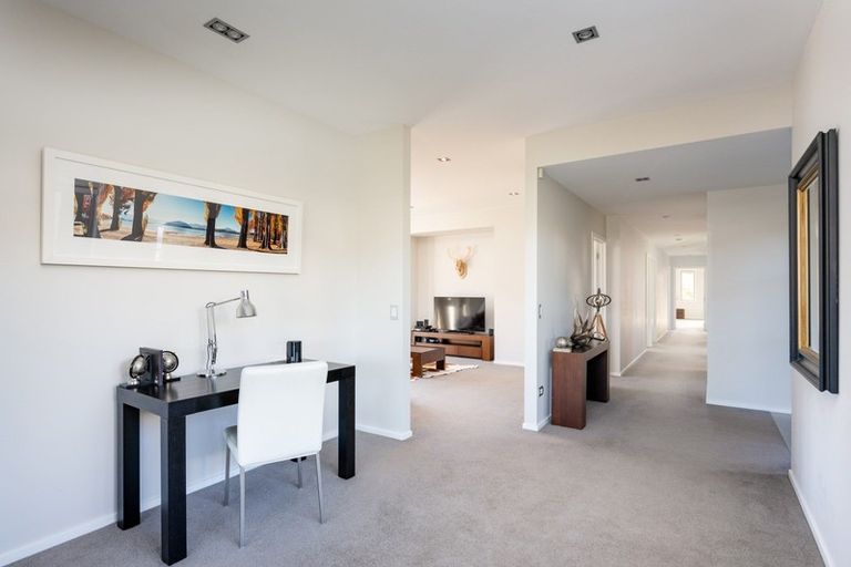 Photo of property in 2 Urquhart Place, Wanaka, 9305