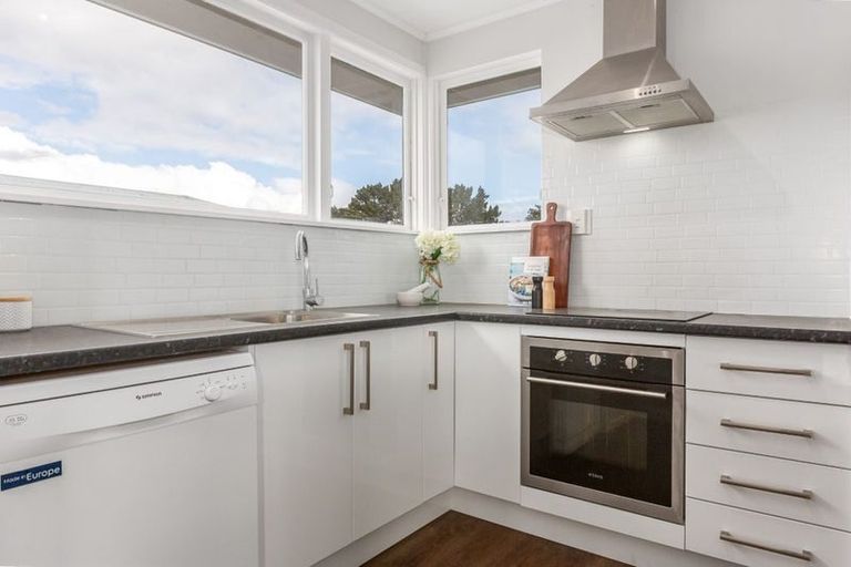 Photo of property in 32 Beauzami Crescent, Ascot Park, Porirua, 5024