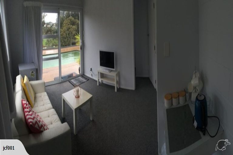Photo of property in 14 Tarahanga Street, Northcote, Auckland, 0627