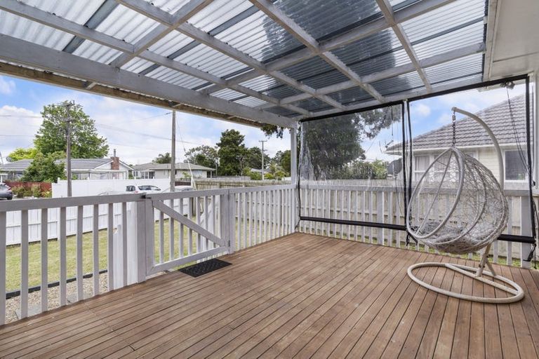 Photo of property in 33 Cobham Crescent, Kelston, Auckland, 0602