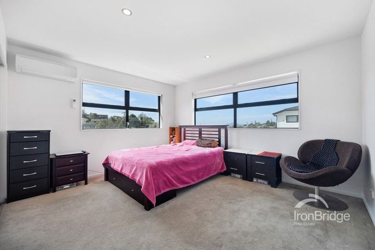 Photo of property in 21a Sovereign Place, Glenfield, Auckland, 0629