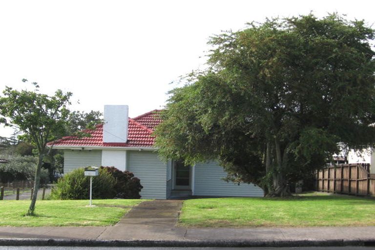 Photo of property in 19 Vodanovich Road, Te Atatu South, Auckland, 0610