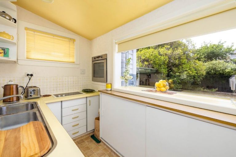 Photo of property in 114 Aikmans Road, Merivale, Christchurch, 8014