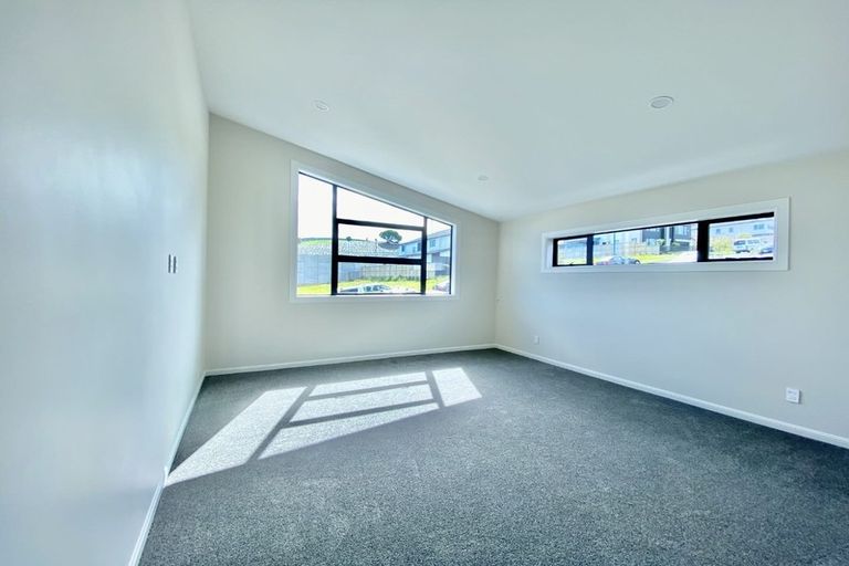 Photo of property in 25 Colliston Rise, Pinehill, Auckland, 0632