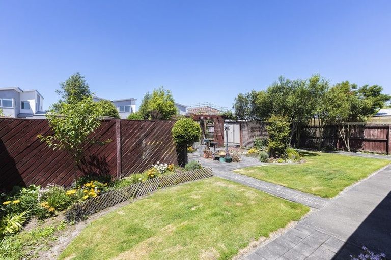 Photo of property in 8 Edron Place, Redwood, Christchurch, 8051