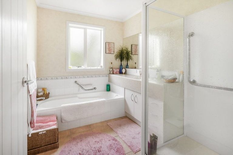 Photo of property in 43 Sovereign Isle Lane, Rototuna, Hamilton, 3210