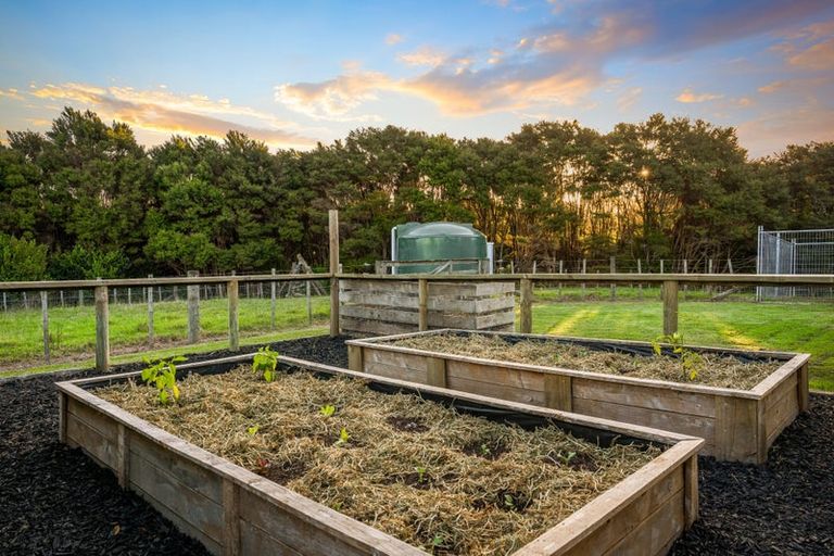 Photo of property in 1 Ngaire Close, Wainui, Silverdale, 0994