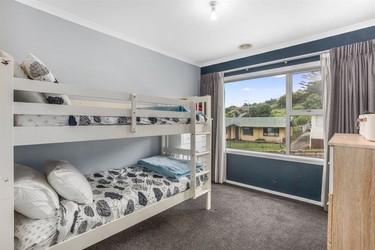 Photo of property in 56 Gloaming Hill, Titahi Bay, Porirua, 5022