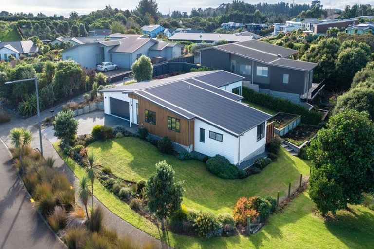Photo of property in 21 Ferndale Drive, Waikanae, 5036