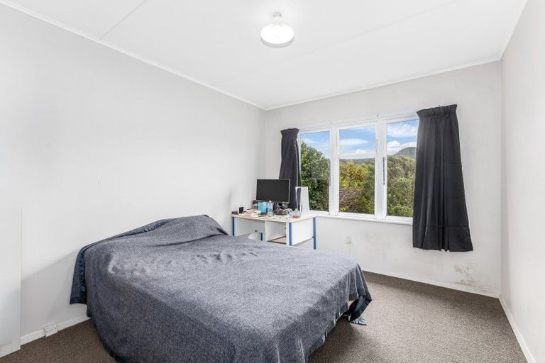 Photo of property in 12 Taylor Terrace, Tawa, Wellington, 5028