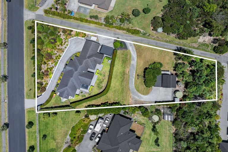 Photo of property in 60 Roberts Road, Matakatia, Whangaparaoa, 0930