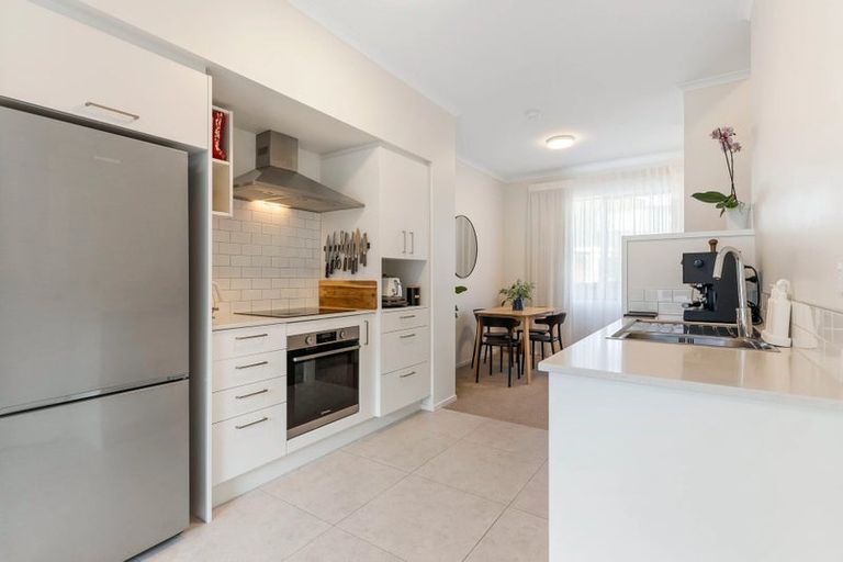 Photo of property in 4 Hononga Lane, Northcote, Auckland, 0627