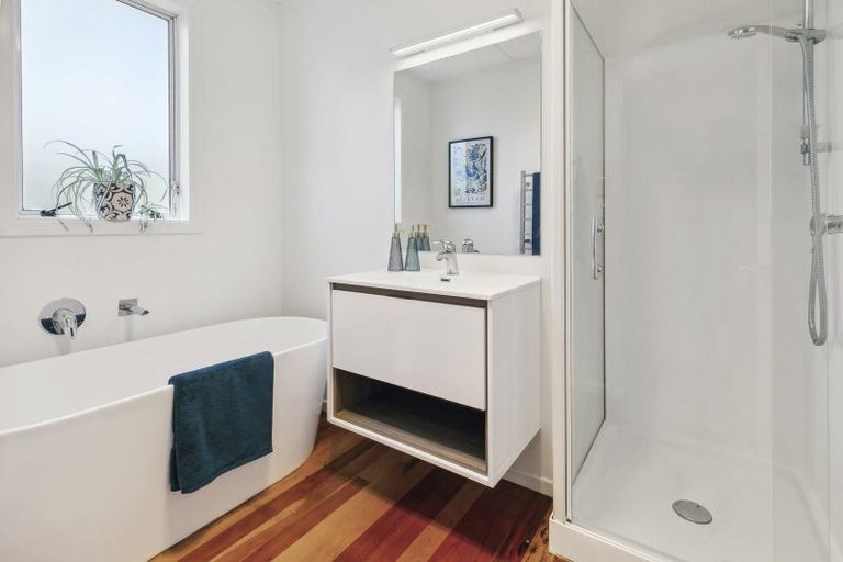 Photo of property in 27 Brooker Grove, Newlands, Wellington, 6037