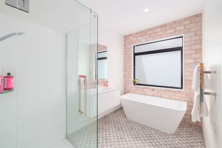 Photo of property in 28 Mcfaddens Road, St Albans, Christchurch, 8052