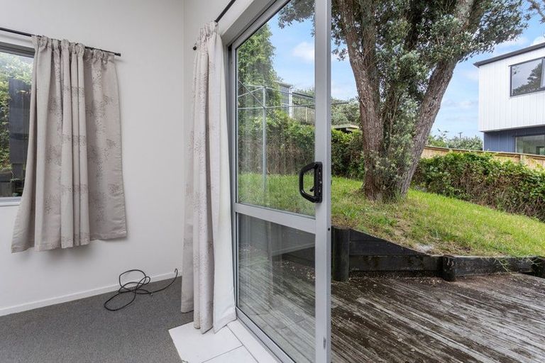 Photo of property in 18 Totaravale Drive, Totara Vale, Auckland, 0629