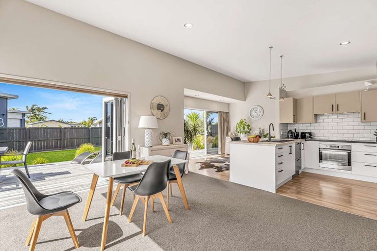 Photo of property in 10 Rena Place, Whitianga, 3510