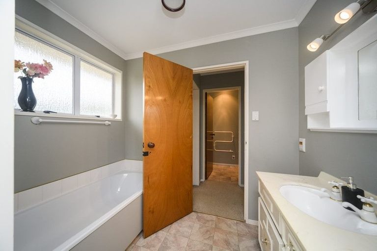 Photo of property in 23 Humphries Place, Awapuni, Palmerston North, 4412