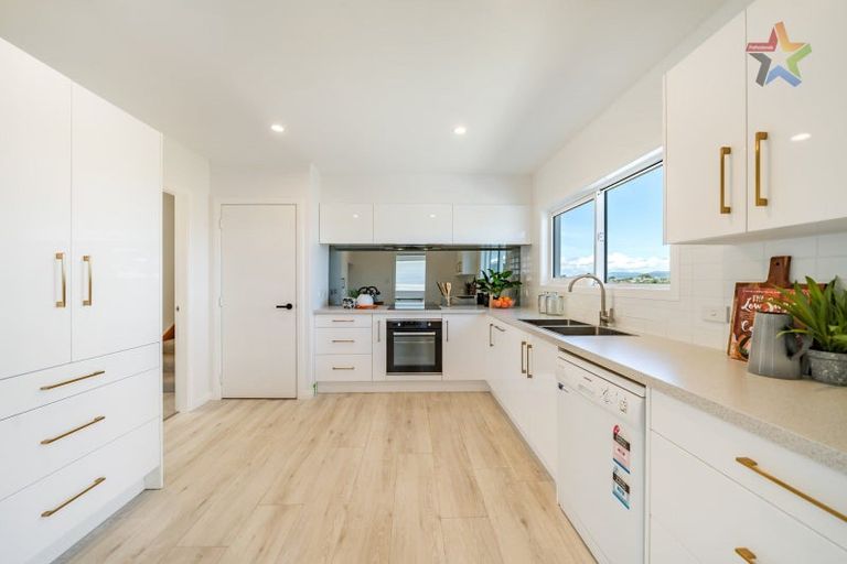 Photo of property in 35 Acacia Avenue, Maungaraki, Lower Hutt, 5010