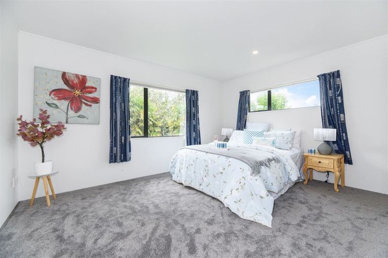 Photo of property in 33 Zefiro Drive, Massey, Auckland, 0614