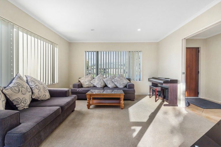 Photo of property in 2 Brosna Place, East Tamaki, Auckland, 2016